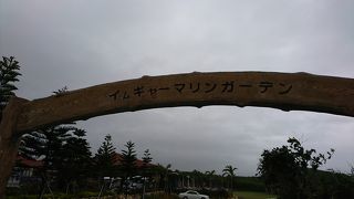 岩場の多い綺麗な海岸です