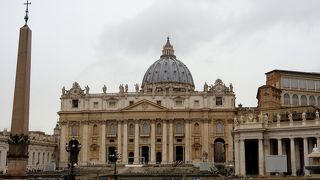 正面右手から入場します。