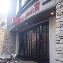 そろそろ屋外のカフェテリアでも寒くなく食べられる時期になった