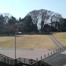 小山駅西口から城山公園へ行く途中にある広場です。