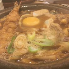 海老の天ぷら、名古屋コーチン、九条ネギの味噌煮込みうどん