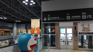 空港内でも十分エンタメを楽しめます。