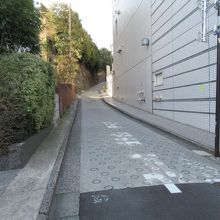 坂下からの眺め (背中側が外堀通り)