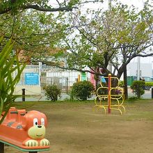 児童公園の奥に
