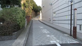 細い道路だが途中まで歩道がある結構急な坂です