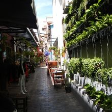 南欧風のお洒落な雰囲気の路地に面しています。