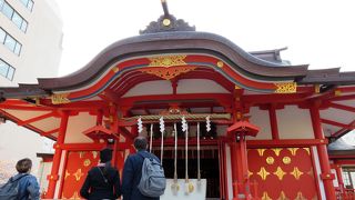 繁華街の神社