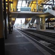 スイス各方面への列車乗り換えが便利な駅です