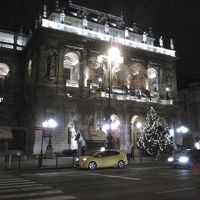 ホテルから大通りに出るとオペラ