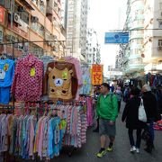 洋服の露店が多い。電気街もあります