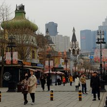 道の両側には、ロシア風建築やお土産屋さんが並んでいます。