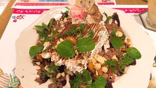 買い物に疲れたらこちらの居心地の良いカフェで休憩!　コラボカフェ開催中でした!