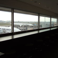 １６番ゲート側出口近くのカウンター席