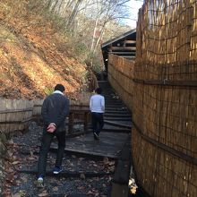 ここを降りて行く