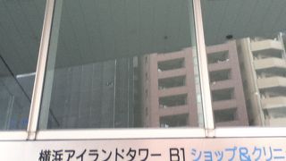 歴史的建築物と超高層ビルからなる