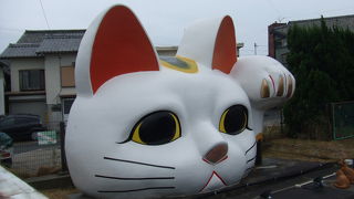  顔だけの招き猫