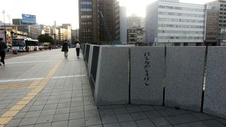 橋の真ん中で座って川をながめることができる