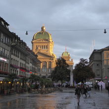 夕日を浴びる連邦議会議事堂