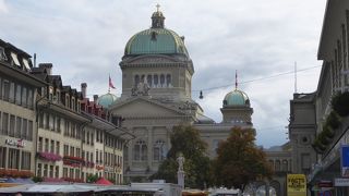 スイス政府の中枢を成す連邦議会議事堂