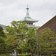 一瞬、お寺かな？とおもわせる慰霊堂が見えます