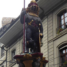 クマが面と鎧をまとったツェーリンガー像