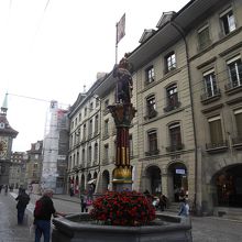 通りに建つツェーリンガーの泉