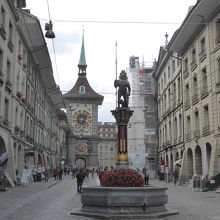 像は通りの中央に建っています