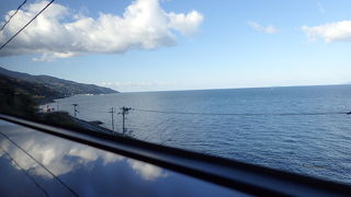 海沿いを走る観光列車