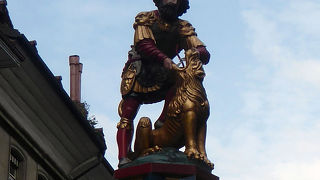 クラム通りの中央部にあるシムソンの泉