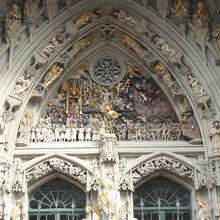 聖堂入り口の彫刻は見事です