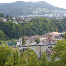 バラ園の展望台から下方に見えるニーデック橋
