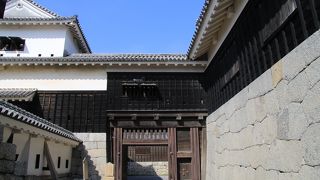 天守玄関がある中庭を防衛する門