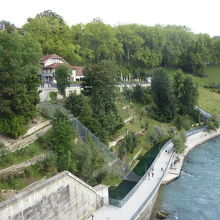 川沿いの土手部がクマ園になっています