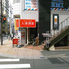 仙台市営地下鉄北四番丁駅の南西、二日町にあります。