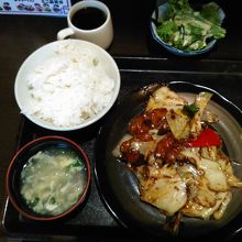 ご飯食べた人には、サラダとコーヒーのセルフサービスがあります