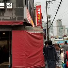 ６時前ですでに行列