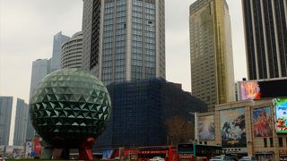 歴史的建築物が並ぶ中山広場から西に200m。元教会だった建物に入っているKFCがユニーク