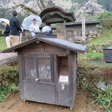 唐門前でお堀に居る鯉のための餌が100円で売られています