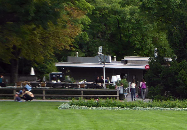 バラ公園内の緑に囲まれたカフェレストラン