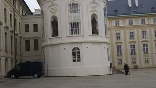 中庭にある小さな建物です。