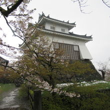 お城と散り残った桜