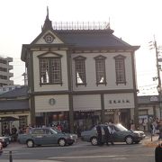 レトロ風で美しい市内電車駅