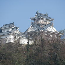 快晴の翌朝4/10(火）のお城の遠景です