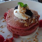ピンクのパンケーキとピンクのパラソルはインスタ映えします