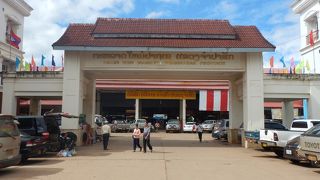 市場の中でジュースを飲んでひと休み