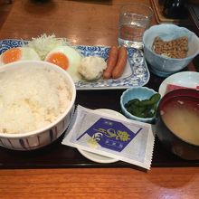 目玉焼き定食と納豆