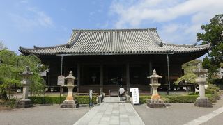 本堂で千手観音に参拝