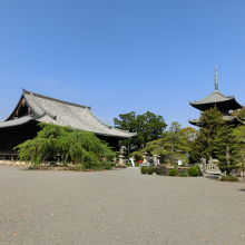 本堂と仁王門です