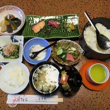 朝夕とも御飯はお櫃で大量に。少し味付けしょっぱいかな・・・