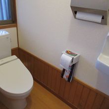 部屋のトイレは清潔で綺麗。ペーパータオルもあります